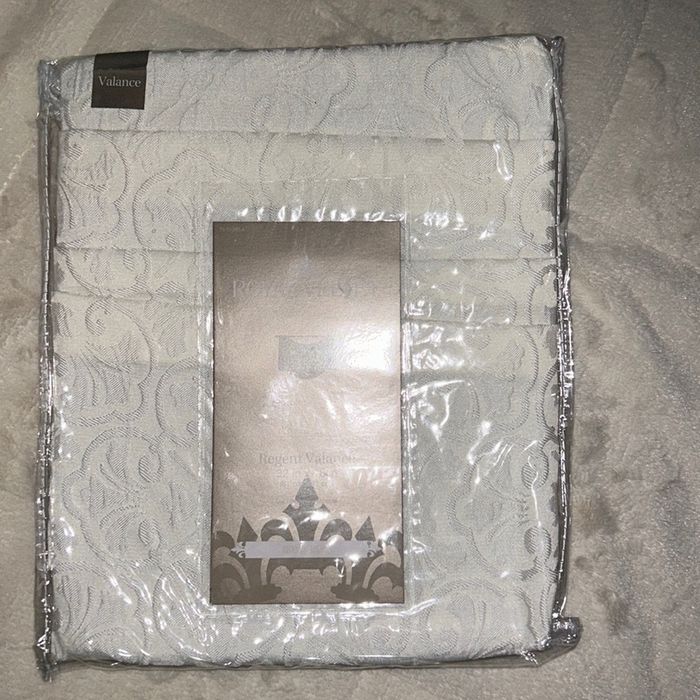 Royal Velvet Regent Valance. New. Purchased never used.